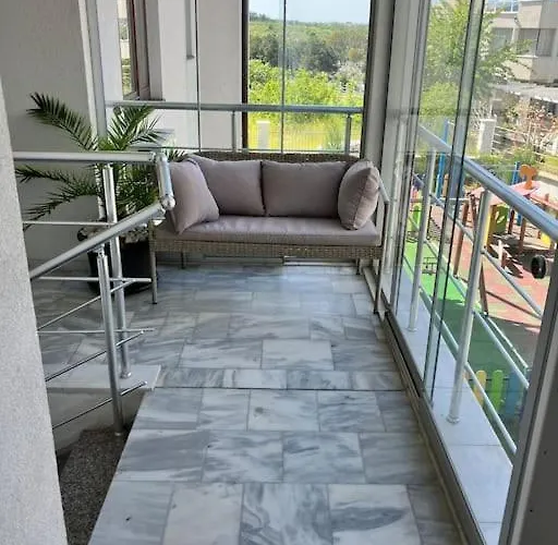 Luxury In Emerald Hills Apartment *