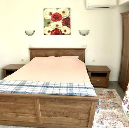 Luxury In Emerald Hills *